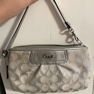 🌹🌹Large Coach wristlet